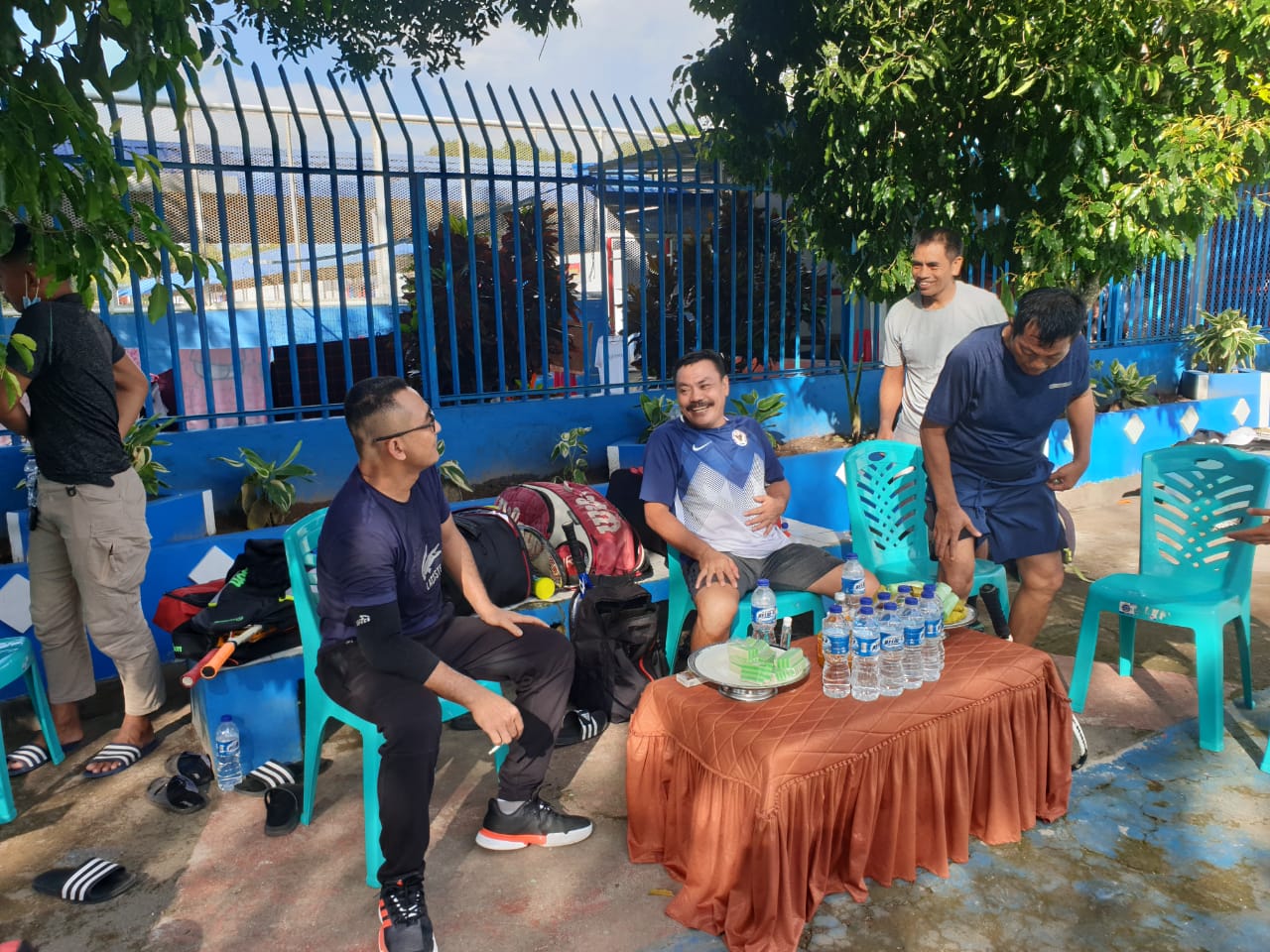 Kapolres Takalar AKBP Beny Murjayanto (biru) berbincang usai berolahraga di Lapas Takalar, Minggu 7 Maret 2021. (Ist)