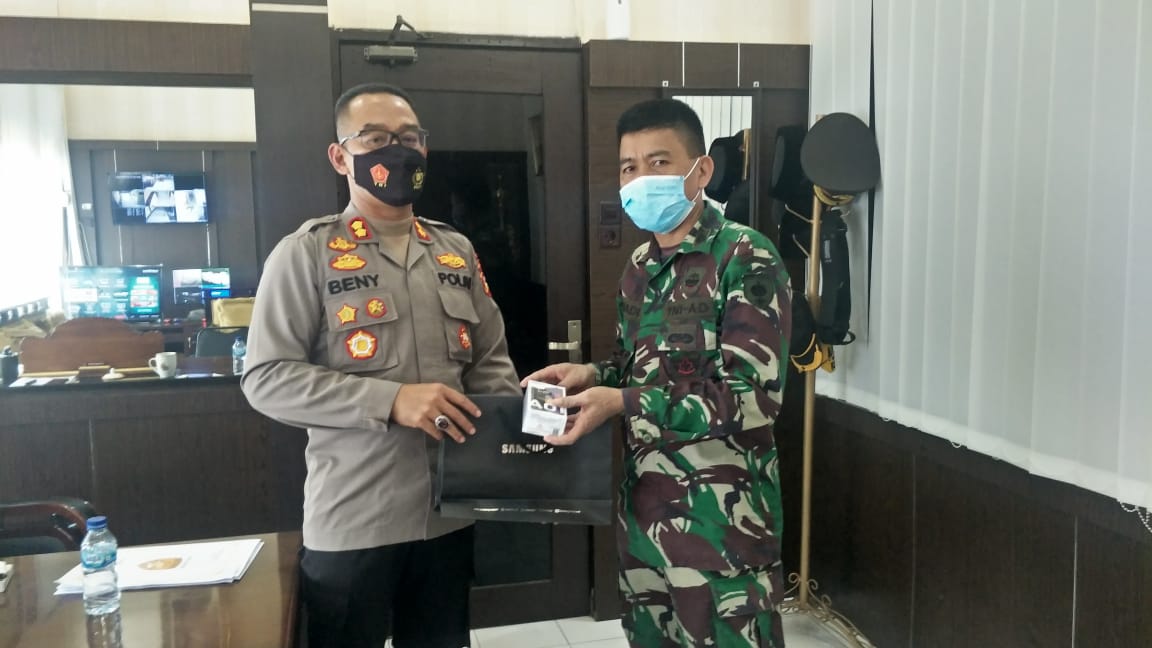 Kapolres Takalar AKBP Beny Murjayanto kepada anggota TNI yang mengikuti program vaksinasi di Polres Takalar, Jumat 18 Juni 2021. (Ist)