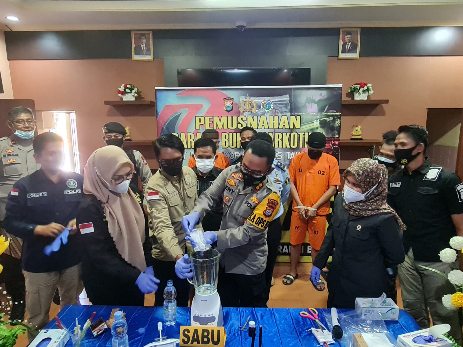 Kapolres Takalar AKBP Beny Murjayanto memusnahkan barang bukti jenis sabu seberat 51,68 gram, Selasa 28 September 2021. (Ist)