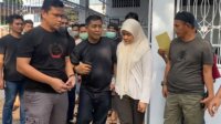 Kasatpol Makassar M Iqbal Asnan saat ditangkap di rumahnya, Sabtu 16 April 2022. (Ist).jpg