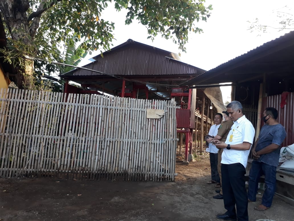 Kepala BPN Takalar Muhammad Naim bersama Kabag Ekonomi Pemkab Takalar Rusdi Said Pammusu saat meninjai kegiatan usaha ayam petelur di desa Topejawa, Selasa 5 Agustus 2020 sore. (Manifesto)