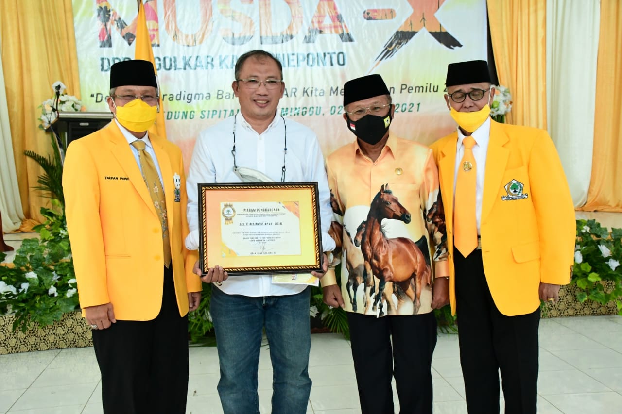 Kepala Dinas Perdagangan Sulsel Ashari Fakshirie Radjamilo (kemeja putih) diapit Ketua DPD I Golkar Sulsel Taufan Pawe dan Bupati Jeneponto Iksan Iskandar di sela Musda Golkar Jeneponto, Minggu 2 Mei 2021. (Ist) Kepala Dinas Perdagangan Sulsel Ashari Fakshirie Radjamilo (kemeja putih) diapit Ketua DPD I Golkar Sulsel Taufan Pawe dan Bupati Jeneponto Iksan Iskandar di sela Musda Golkar Jeneponto, Minggu 2 Mei 2021. (Ist)