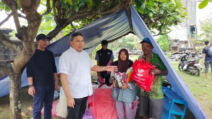 Kepala Dinsos Sulsel Abd Malik Faisal menyerahkan bantuan untuk korban kebakaran di Makassar. (dok. Humas Pemprov Sulsel)