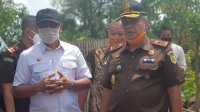 Kepala Kejati Sulsel Firdaus Dewilmar bersama Kepala BPN Sulsel Bambang Priono didampingi Bupati Takalar saat mengunjungi pelaku UMKM di Topejawa, Kamis 8 Oktober 2020. (Ist)