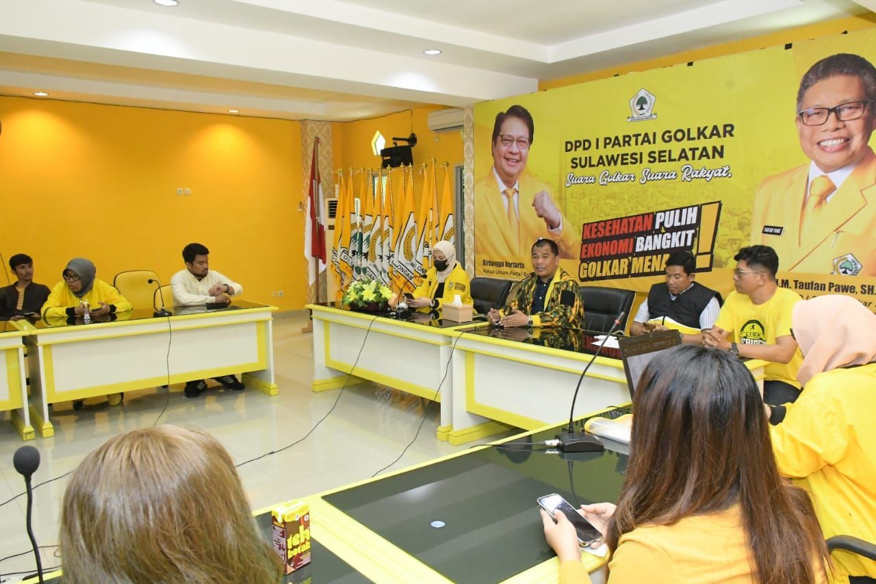 Ketua AMPG Sulsel Rahman Pina bersama Imran Tenri Tatta Amin Syam memimpin rapat liga beringin, Kamis 21 Juli 2021. (Dok) Ketua AMPG Sulsel Rahman Pina bersama Imran Tenri Tatta Amin Syam memimpin rapat liga beringin, Kamis 21 Juli 2021. (Dok)