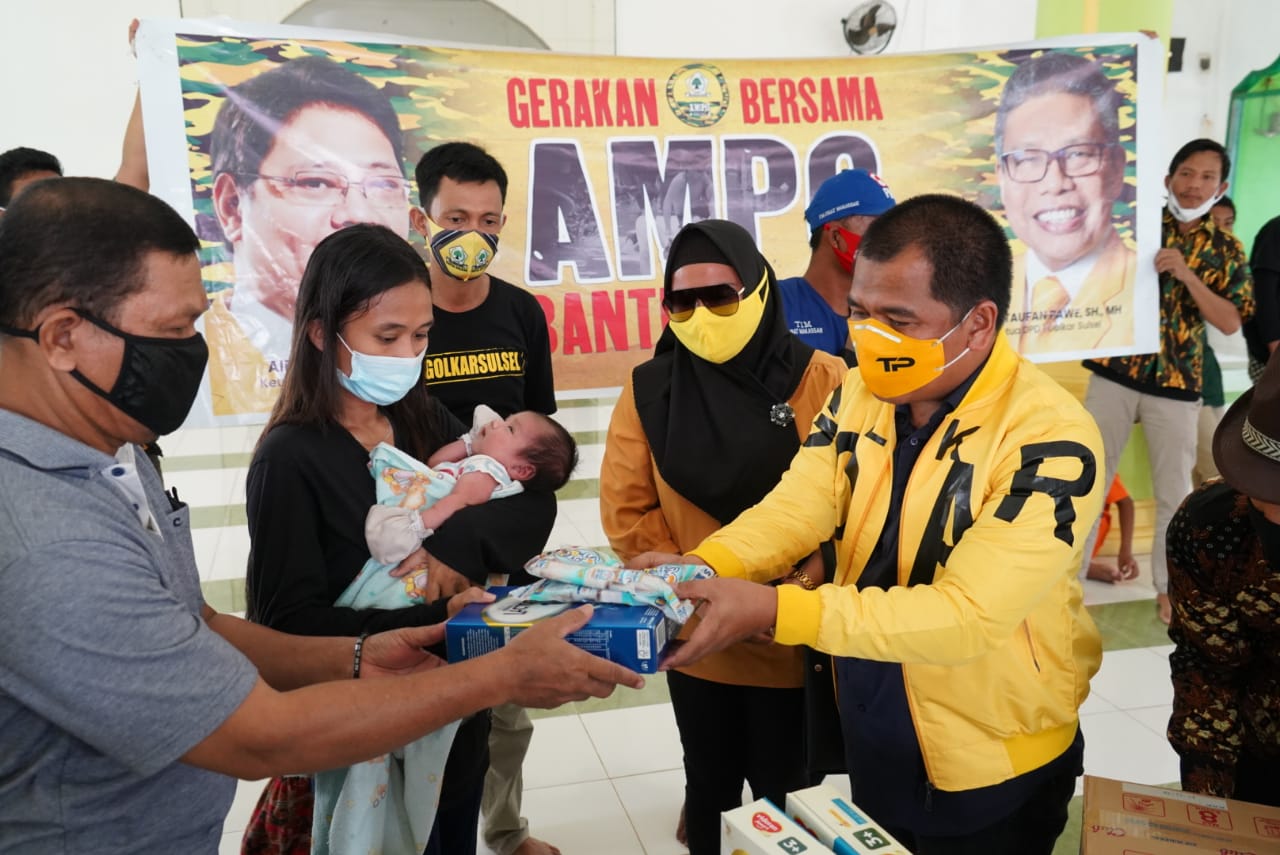 Ketua AMPG Sulsel Rahman Pina membagikan sembako kepada warga terdampak banjir di Antang, Manggala, Rabu 23 Desember 2020. (Ist)