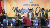 Ketua AMPG Sulsel Rahman Pina membagikan sumbangan kepada puluhan anak panti asuhan, Jumat 30 April 2021. (Ist) https://manifesto.id/wp-content/uploads/Ketua-AMPG-Sulsel-Rahman-Pina-membagikan-sumbangan-kepada-puluhan-anak-panti-asuhan-Jumat-30-April-2021.-Ist.jpg