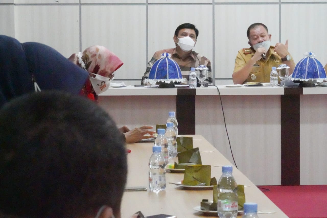 Ketua Banggar DPRD Sulsel Rudi Pister Goni dan Sekda Takalar Drs Arsyad dalam kunjungan kerja Bangga di Kantor Bupati Takalar, Selasa 23 Februari 2021. (Ist) Ketua Banggar DPRD Sulsel Rudi Pister Goni dan Sekda Takalar Drs Arsyad dalam kunjungan kerja Bangga di Kantor Bupati Takalar, Selasa 23 Februari 2021. (Ist)