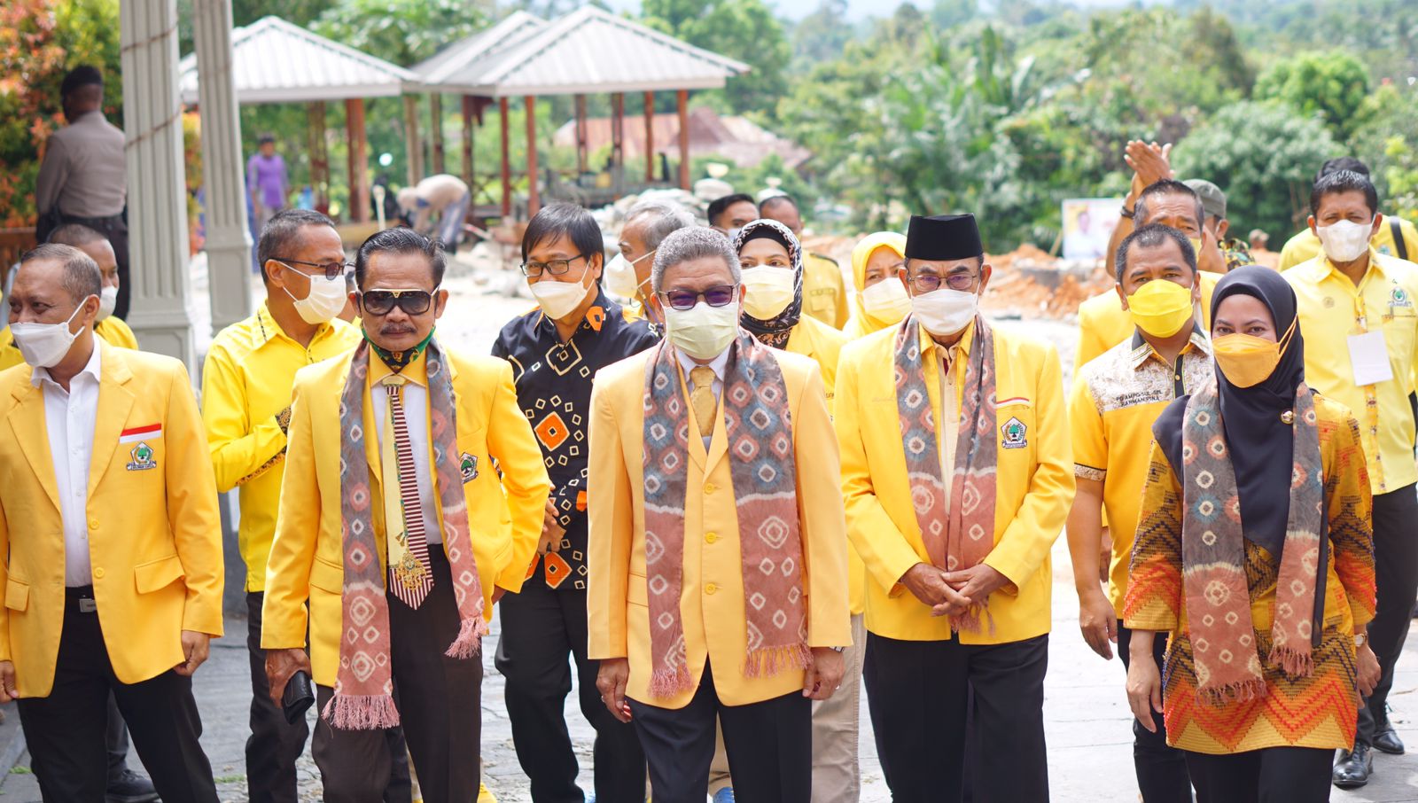 Ketua DPD I Golkar Sulsel Taufan Pawe diapit oleh Bupati Indah Putri dan Plt Ketua Golkar Lutra Arifin Junaedi di lokasi musda Golkar Lutra di Masamba, Minggu 5 September 2021. (Ist)