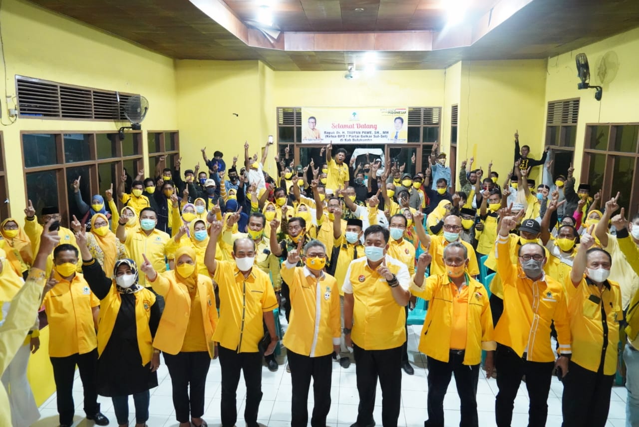 Ketua DPD I Golkar Sulsel Taufan Pawe mengobarkan semangat kader Golkar di Bulukumba untuk memenangkan pasangan Hamzah Pangki- Murniaty Makking, Senin 30 November 2020. (Ist)