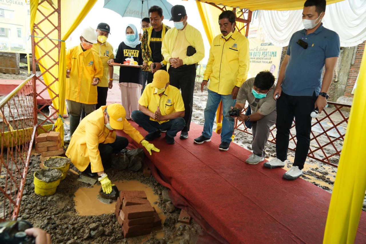 Ketua DPD I Golkar Sulsel Taufan Pawe saat peletakan batu pertama pembangunan kantor Golkar Takalar, Senin 15 Februari 2021. (Ist)