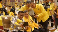 Ketua DPD I Partai Golkar Sulsel Taufan Pawe berfoto bersama Bupati Bone Fashar Padjalangi dan anggota Komisi III DPR RI Andi Rio Padjalangi di sela musda Bone, Selasa 25 Mei 2021. (Ist)