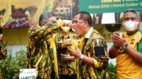 Ketua DPD I Partai Golkar Sulsel Taufan Pawe menyuapi tumpeng ketua AMPG Sulsel Rahman Pina saat HUT AMPG di depan Golkar Sulsel, Minggu 20 Februari 2022. (Ist)