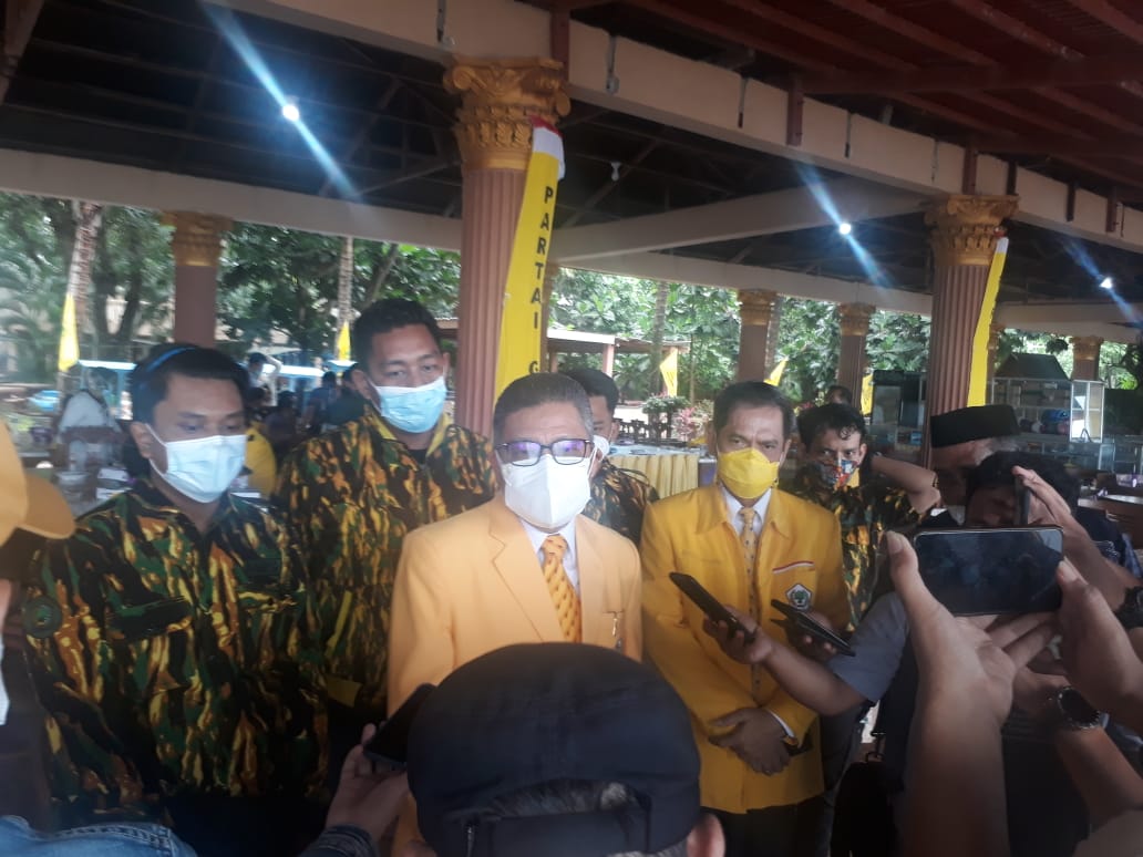 Ketua DPD I Partai Golkar Sulsel Taufan Pawe didampingi Ketua Golkar Takalar Zulkarnain Arief saat wawancara dengan wartawan usai pembukaan musda Takalar di Sampulungang, Galesong Utara, Sabtu 17 Juli 2021. (Ist)