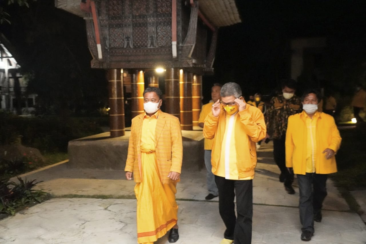 Ketua DPD I Partai Golkar Sulsel Taufan Pawe disambut Bupati Terpilih Toraja Utara Yohannes Bassang di Toraja Misiliani Hotel, Rantepao, Jumat 26 Februari 2021. (Ist) Ketua DPD I Partai Golkar Sulsel Taufan Pawe disambut Bupati Terpilih Toraja Utara Yohannes Bassang di Toraja Misiliani Hotel, Rantepao, Jumat 26 Februari 2021. (Ist)