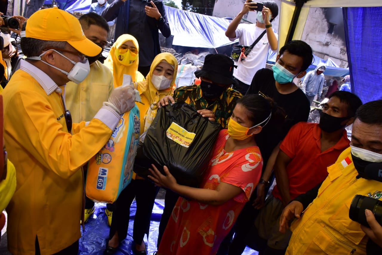 Ketua DPD I Partai Golkar Sulsel Taufan pawe memberikan bantuan kepada korban kebakaran di Kompleks Lepping, Jongaya Makassar, Kamis 12 Agustus 2021. (Dok)