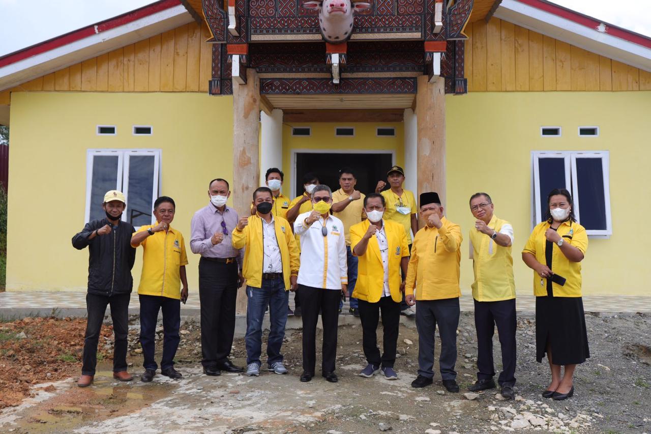 Ketua DPD I Partai Golkar Sulsel berfoto di depan kantor baru Golkar Toraja Utara, Senin 4 September 2021. (Ist)