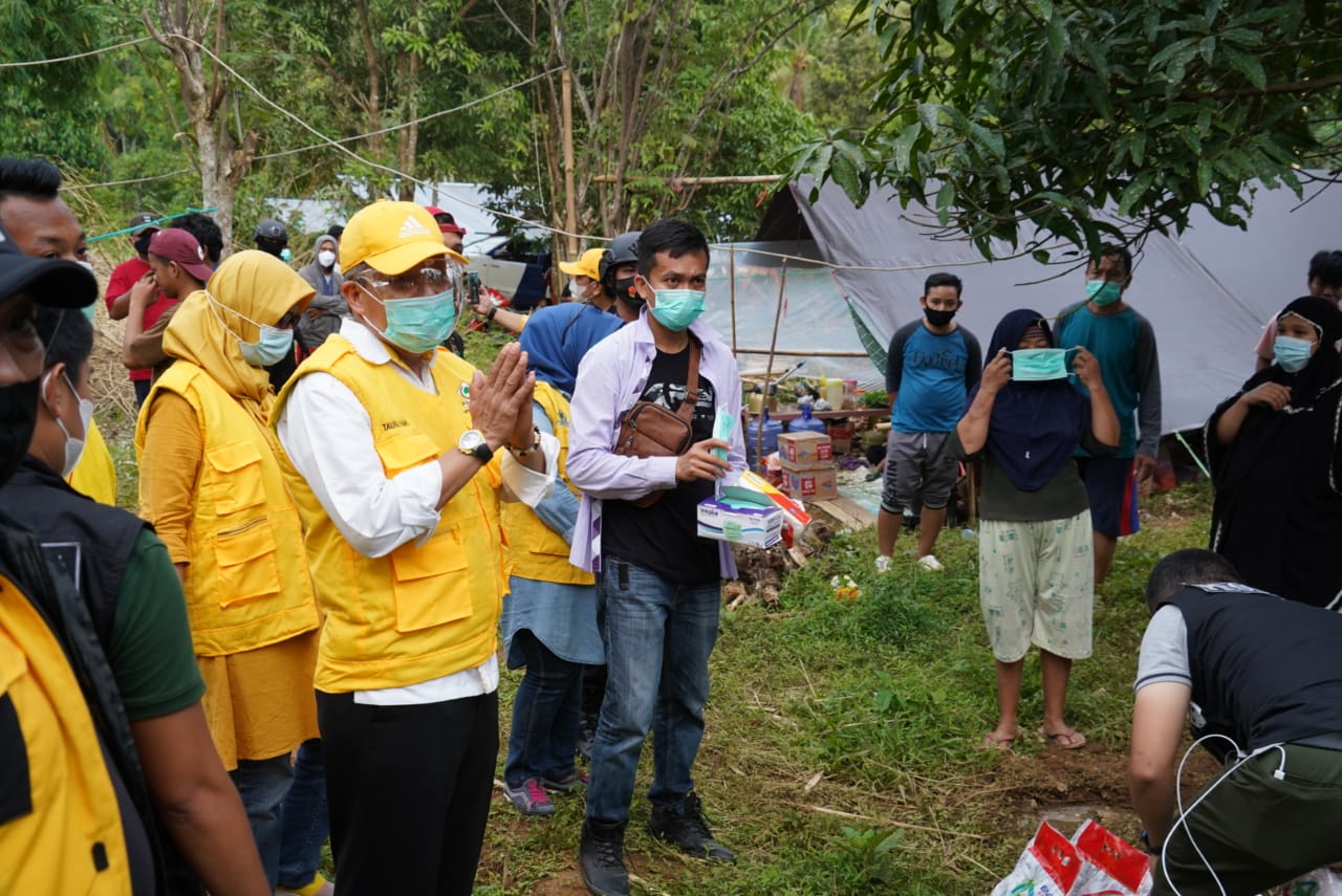 Ketua DPD I Partai Golkar Taufan Pawe berpamitan kepada warga yang menjadi korban gempa di Mamuju setelah tiga hari penuh berada di pengungsian menyalurkan bantuan, Rabu 20 Januari 2021. (Ist)