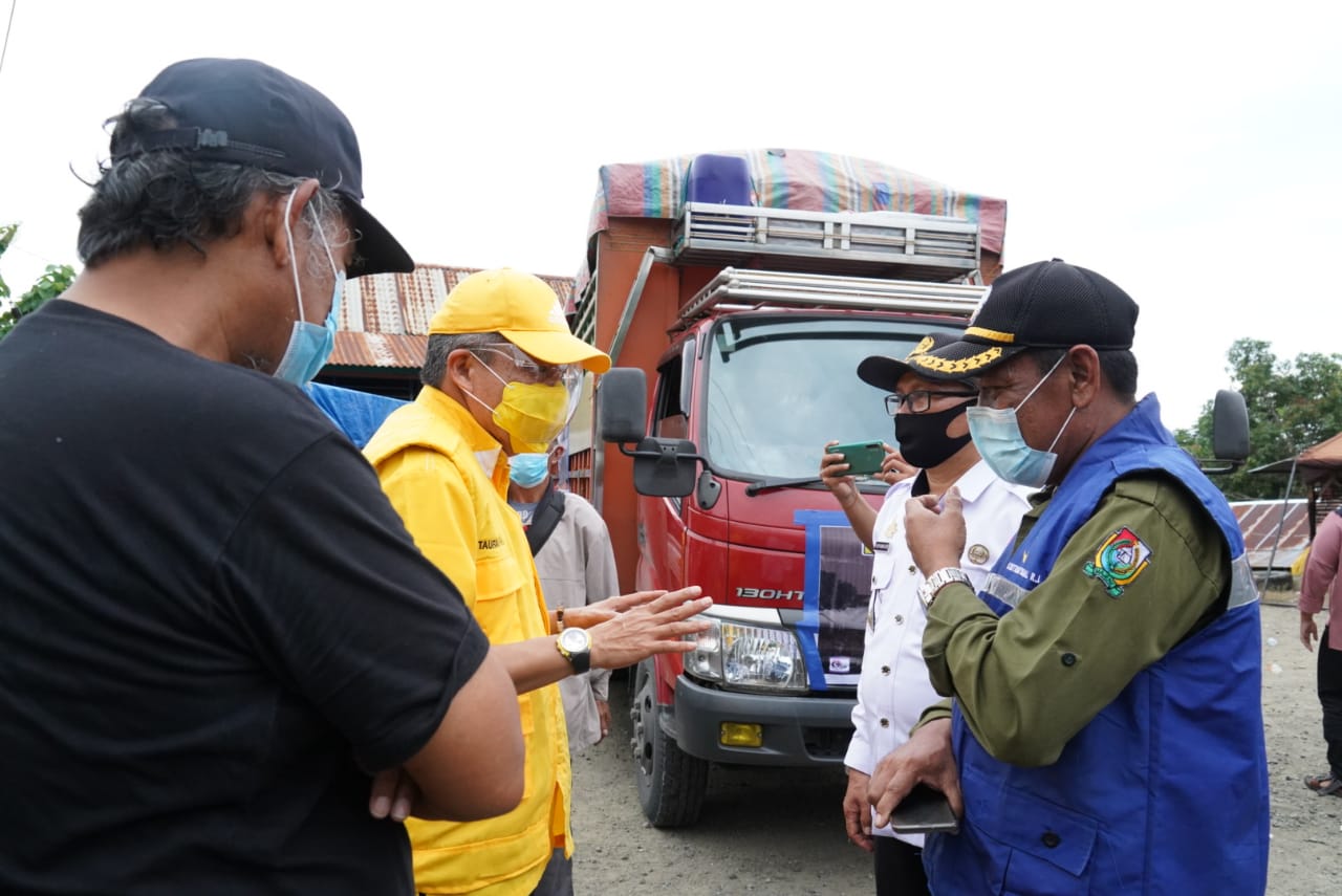 Ketua DPD I Partai Golkar Taufan Pawe di sela penyerahan bantuan Partai Golkar di Majene, Rabu 20 Januari 2021. (Ist)