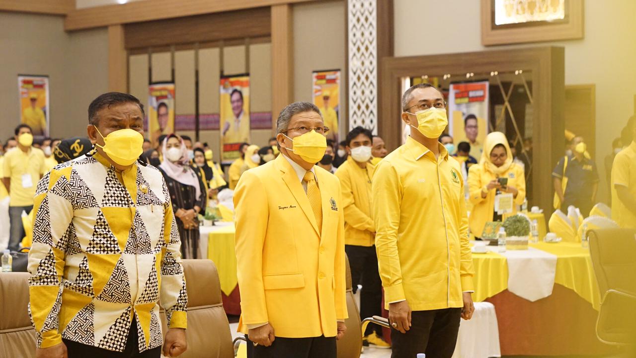 Ketua DPD I Partai Golkar Taufan Pawe diapit Bupati Bone Andi Fashar Padjalangi dan anggota Komisi III DPR RI Andi Rio Idris Padjalangi saat Musda Golkar Bone di Watampone, Selasa 25 Mei 2021 malam. (Ist) Ketua DPD I Partai Golkar Taufan Pawe diapit Bupati Bone Andi Fashar Padjalangi dan anggota Komisi III DPR RI Andi Rio Idris Padjalangi saat Musda Golkar Bone di Watampone, Selasa 25 Mei 2021 malam. (Ist)