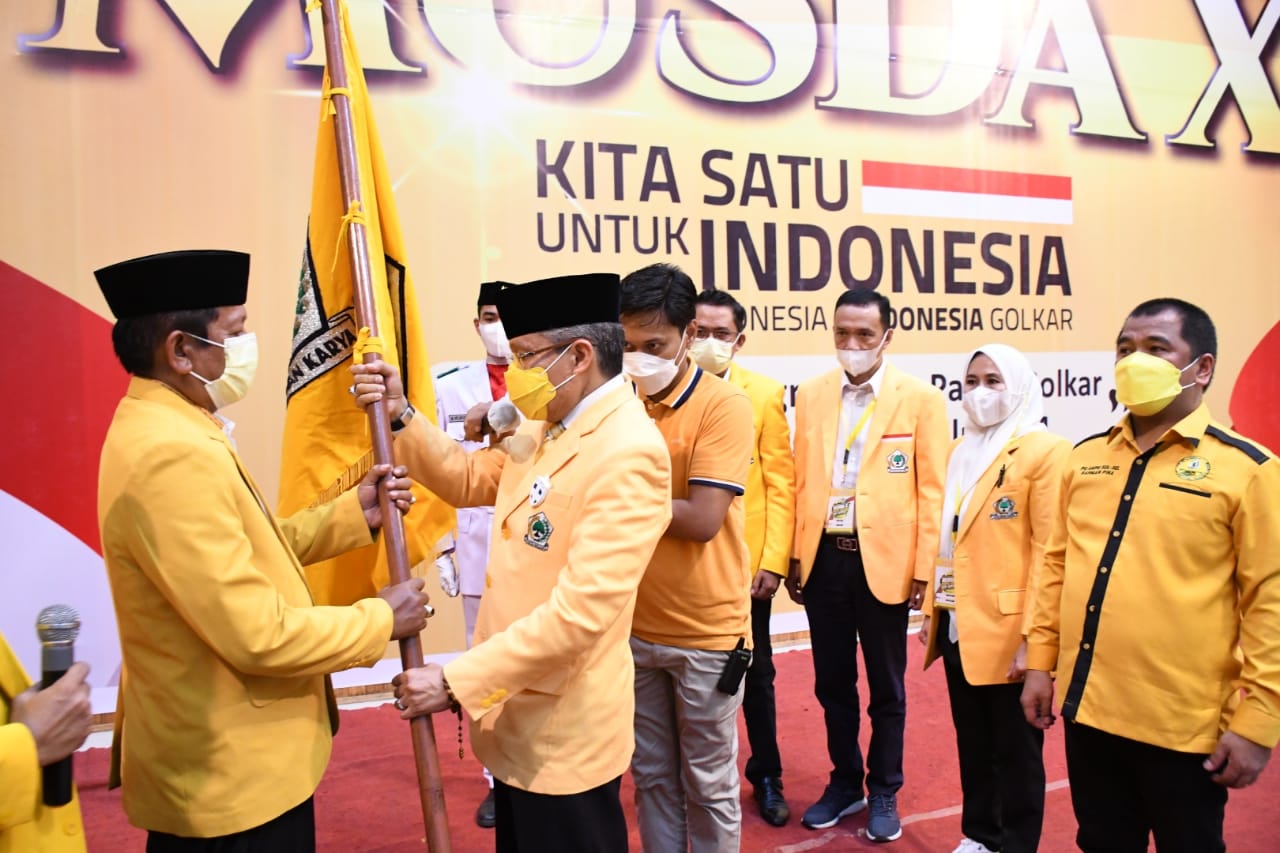 Ketua DPD I Partai Golkar Taufan Pawe menyerahkan pataka kepada Ketua DPD II Partai Golkar Soppeng terpilih Andi Kawadi Razak, Senin 26 April 2021. (Ist)