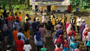 Ketua DPD I Partai Golkar Taufan Pawe saat berbicara di depan korban gempa sesaat sebelum pembagian sembako dan santunan di Mamuju, 18 Januari 2021. (Ist)