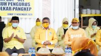 Ketua DPD I Partai Golkar diapit oleh Ketua Golkar Pangkep Syamsuddin Hamid dan Sekretaris Golkar Pangkep Rahmat Nur di halaman rumah pemenangan pasangan AIZ- Risma, Pangkep, Jumat 27 November 2020. (Ist)