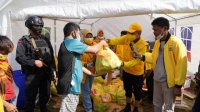 Ketua DPD I Partai Golkar membagikan sembako kepada para korban gempa di Mamuju, Sulbar, Senin 18 Januari 2021. (Ist) Ketua DPD I Partai Golkar membagikan sembako kepada para korban gempa di Mamuju, Sulbar, Senin 18 Januari 2021. (Ist)