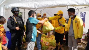 Ketua DPD I Partai Golkar membagikan sembako kepada para korban gempa di Mamuju, Sulbar, Senin 18 Januari 2021. (Ist)