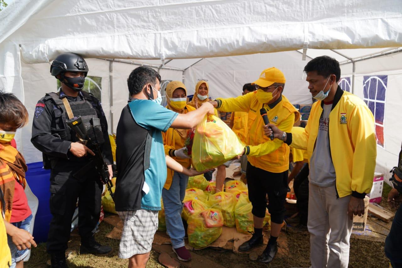Ketua DPD I Partai Golkar membagikan sembako kepada para korban gempa di Mamuju, Sulbar, Senin 18 Januari 2021. (Ist) Ketua DPD I Partai Golkar membagikan sembako kepada para korban gempa di Mamuju, Sulbar, Senin 18 Januari 2021. (Ist)
