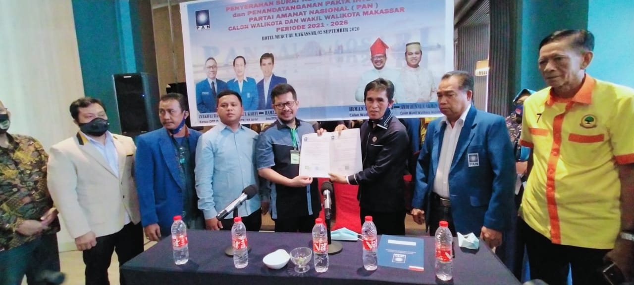 Ketua DPD PAN Makassar saat menyerahkan rekomendasi ke pasangan Irman YL- Zunnun NH (None- Zunnun) beberapa waktu lalu. (Ist) Ketua DPD PAN Makassar saat menyerahkan rekomendasi ke pasangan Irman YL- Zunnun NH (None- Zunnun) beberapa waktu lalu. (Ist)