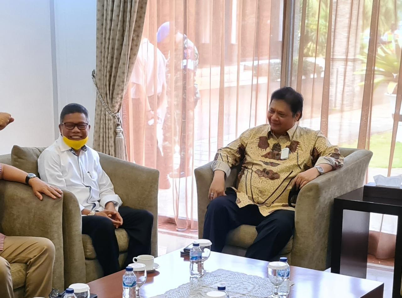 Ketua DPP Partai Golkar Airlangga Hartarto berbincang dengan Ketua Golkar Sulsel Taufan Pawe. (Ist)