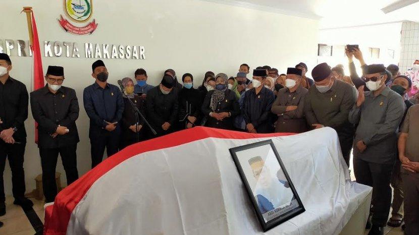 Ketua DPRD Makassar Rudianto Lallo melepas jenasah almarhum Abdi Asmara, Sabtu 7 Agustus 2021. (Ist)