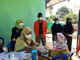 Ketua DPRD Makassar Rudianto Lallo melihat langsung jalannya vaksinasi di Lakkang, kecamatan Tallo, Minggu 18 Juli 2021. (Ist)