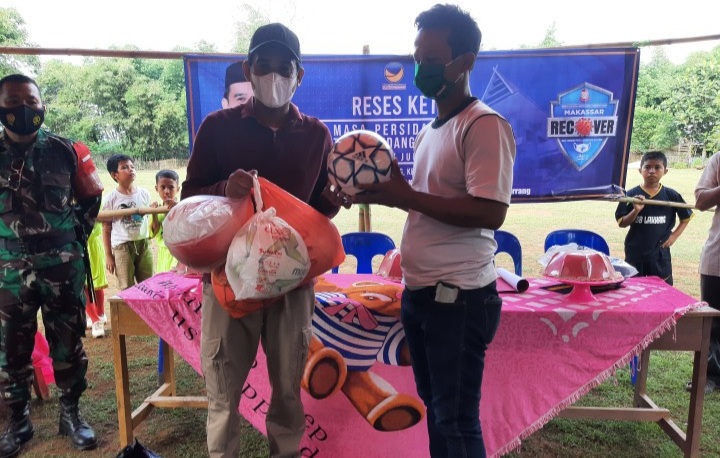 Ketua DPRD Makassar Rudianto Lallo menyerahkan perlengkapan olahraga saat reses di Lakkang, Minggu 18 Juli 2021. (Ist)