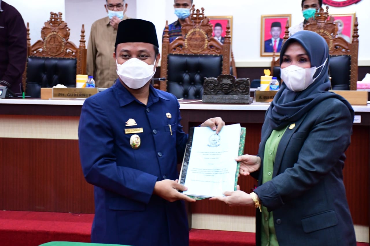 Ketua DPRD Sulsel Ina Kartika Sari menyerahkan rekomendasi LKPj Gubernur tahun 2020 kepada Plt Gubernur Sulsel Sudirman Sulaiman dalam rapat paripurna, Kamis 29 April 2021. (Ist)