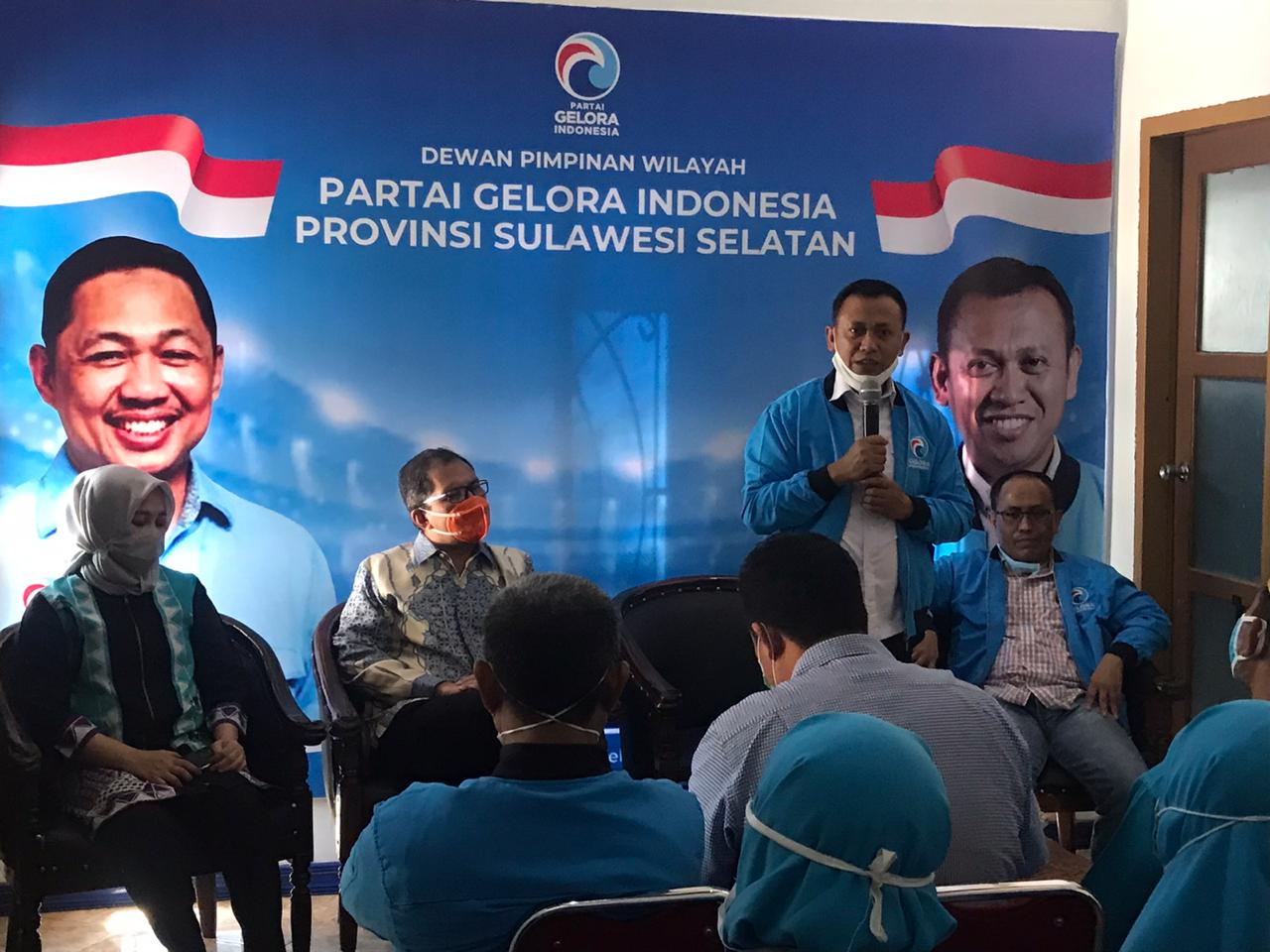 Ketua DPW Gelora Sulsel Syamsari Kitta menyerahkan rekomendasi kepada pasangan Danny- Fatma di Pilwali Makassar, Rabu 26 Agustus 2020. (Manifesto)