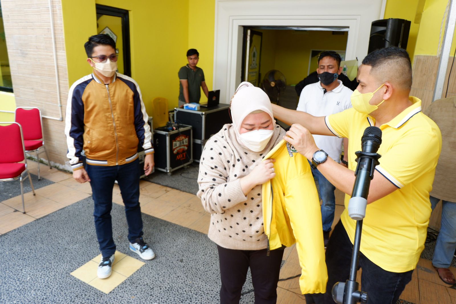 Ketua Golkar Makassar Munafri Arifuddin menyematkan jaket kuning kepada dr Faradillah Farid Husain di kantor Golkar Makassar, Sabtu 5 Maret 2022. (Ist)