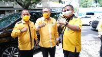 Ketua Golkar Sulsel Taufan Pawe berfoto bersama Ketua Golkar Makassar Farouk M Betta dan Ketua AMPG Sulsel Rahman Pina. (ist)