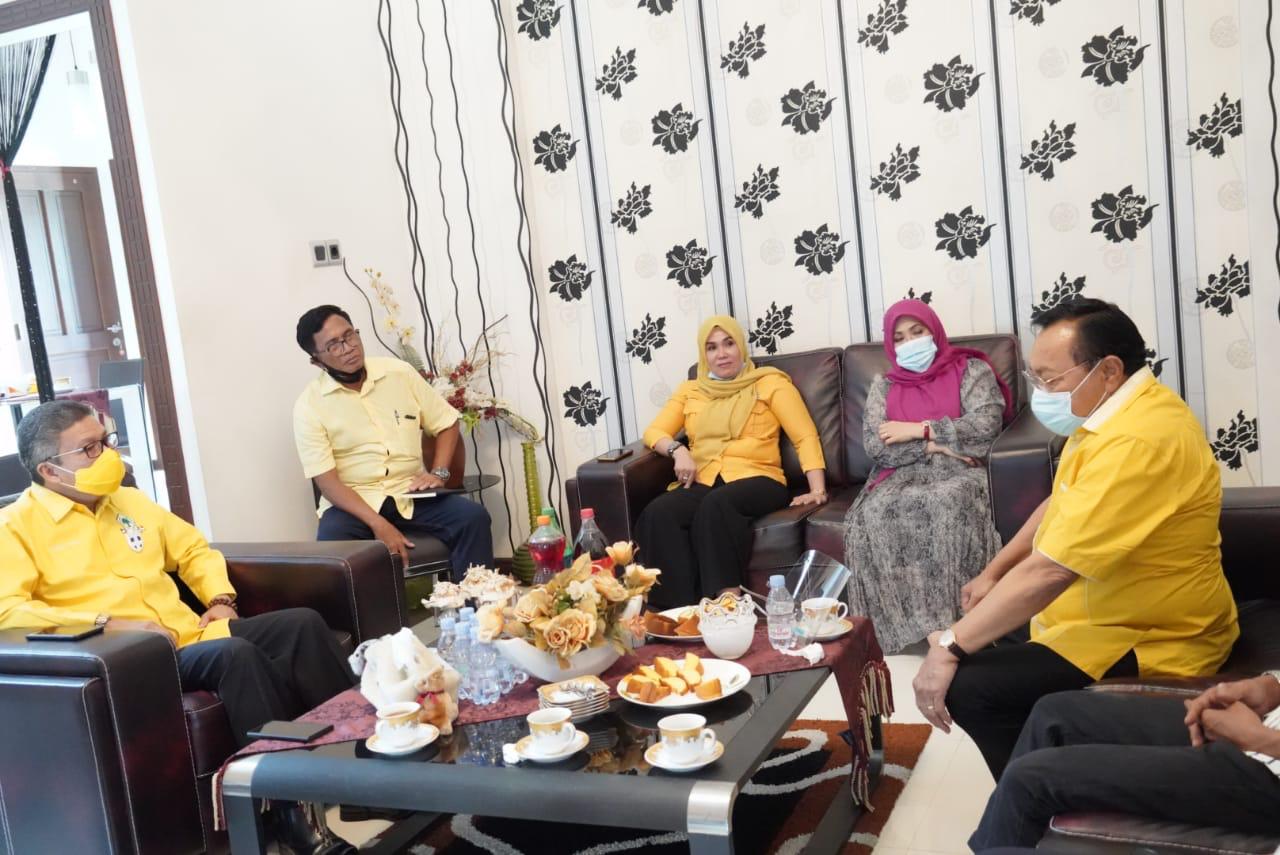 Ketua Golkar Sulsel Taufan Pawe menggelar pertemuan dengan Ketua Golkar Barru M Rum bersama pasangan Malkan Amin- Salahuddin Rum di Barru, Selasa 22 September 2020. (Ist) Ketua Golkar Sulsel Taufan Pawe menggelar pertemuan dengan Ketua Golkar Barru M Rum bersama pasangan Malkan Amin- Salahuddin Rum di Barru, Selasa 22 September 2020. (Ist)