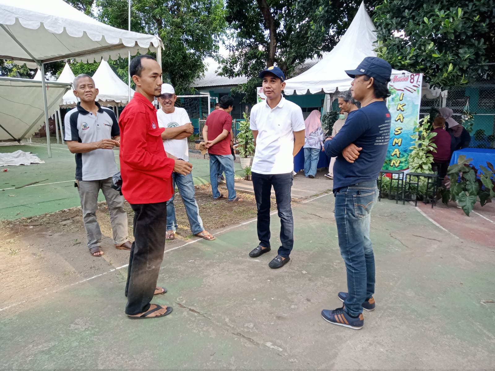 Ketua IKA SMA 6 Makassar Rudianto Lallo (tengah putih).. (Dok).jpg