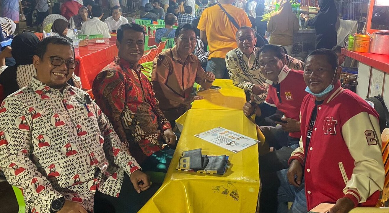 Ketua Ika Unhas Andi Amran Sulaiman ngopi santai di Kaki Lima Losari di sela acara Makassar International Eight Festival and Forum (F8 Makassar), Rabu 7 September 2022. (Ist) Ketua Ika Unhas Andi Amran Sulaiman ngopi santai di Kaki Lima Losari di sela acara Makassar International Eight Festival and Forum (F8 Makassar), Rabu 7 September 2022. (Ist)