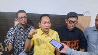 Ketua Komisi B DPRD Makassar Ismail melakukan wawanca dengan wartawan terkait hasil RDP, Jumat 2 Mei 2025. (Ist)