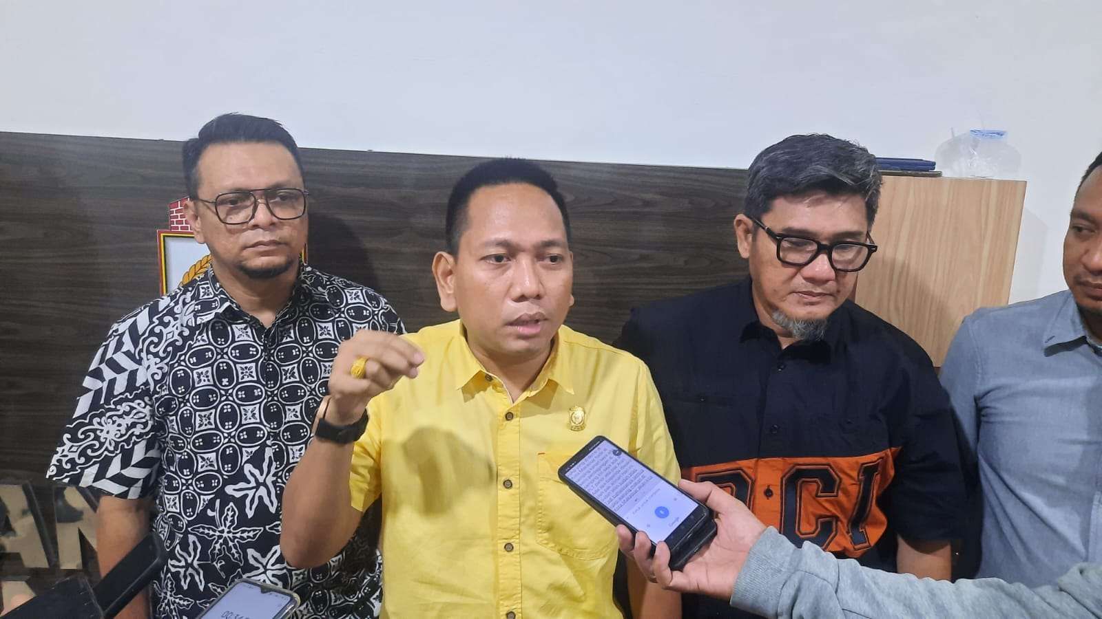 Ketua Komisi B DPRD Makassar Ismail melakukan wawanca dengan wartawan terkait hasil RDP, Jumat 2 Mei 2025. (Ist)