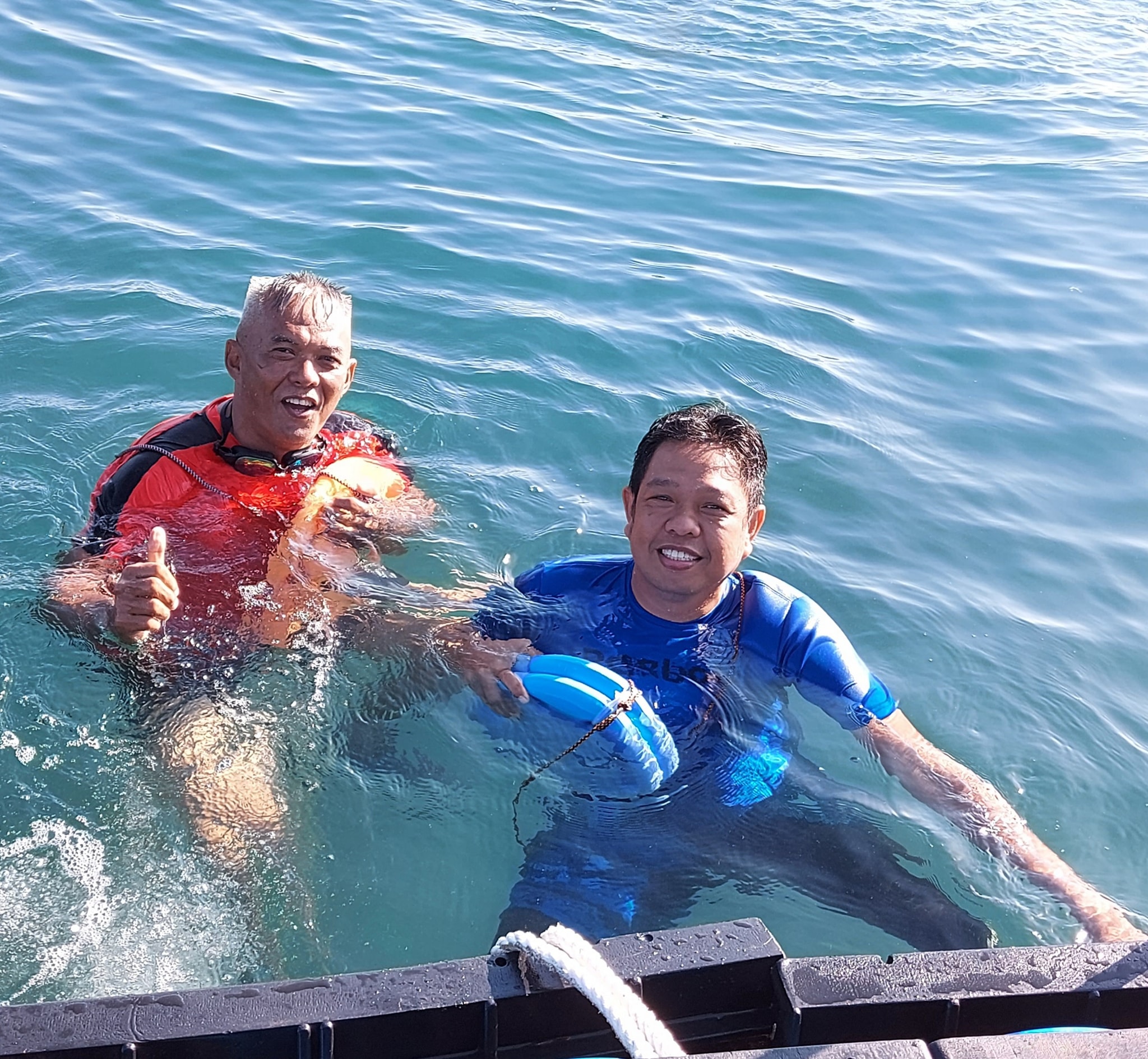 Ketua Komisi C DPRD Makassar Abdi Asmara saat berenang di pantai. (Ist)