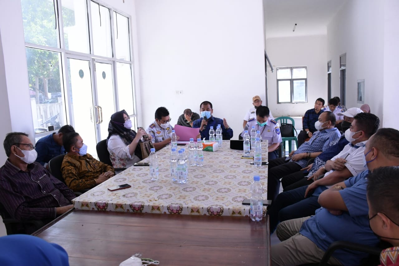 Ketua Komisi D DPRD Sulsel Rahman Pina bersama sejumlah anggota saat melakukan kunjungan kerja di UPT Pelabuhan Bira, Bulukumba, Kamis 10 Juni 2021. (Ist)