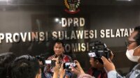 Ketua Fraksi Golkar Sulsel DPRD Sulsel Rahman Pina memberikan keterangan kepada wartawan beberapa waktu lalu. (Dok).jpg