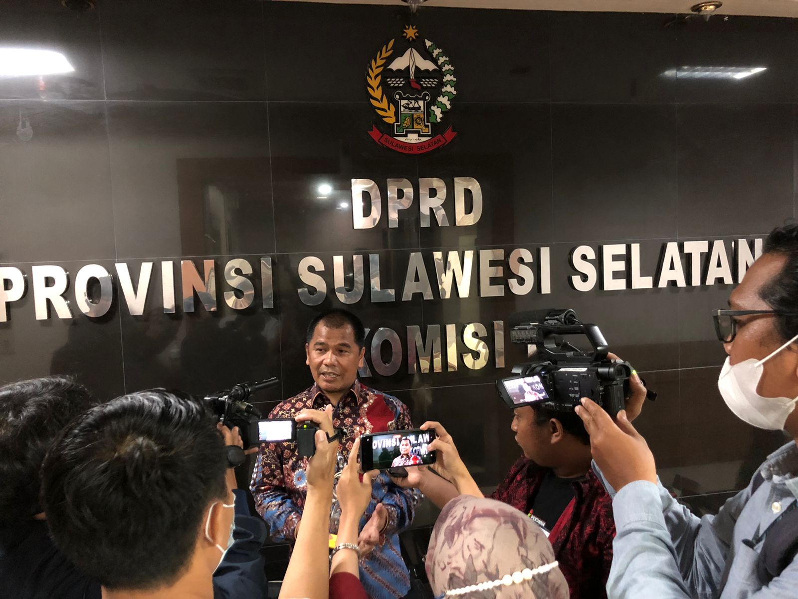 Ketua Fraksi Golkar Sulsel DPRD Sulsel Rahman Pina memberikan keterangan kepada wartawan beberapa waktu lalu. (Dok).jpg