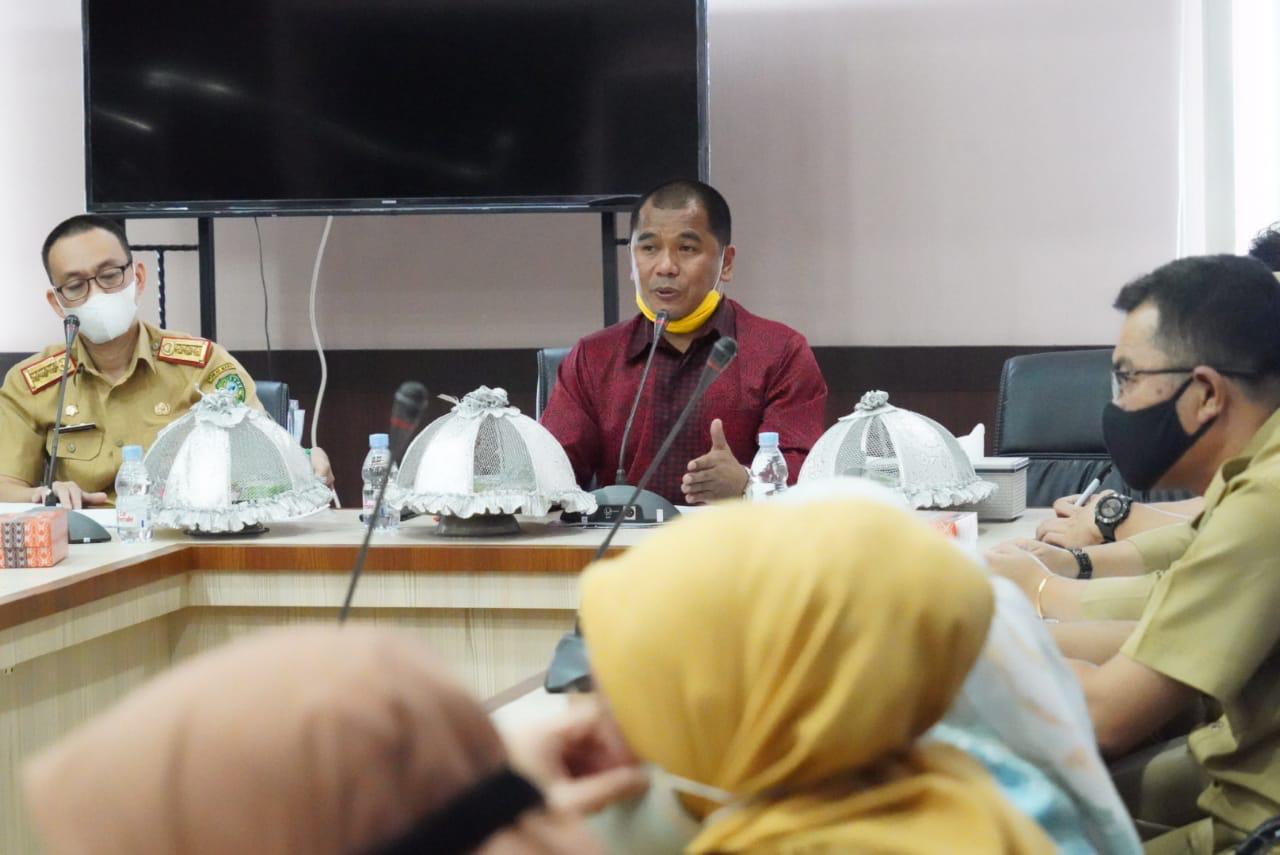 Ketua Pansus RTRW DPRD Sulsel Rahman Pina saat berbicara di depan PJ Walikota Makassar Prof Rudy Djalamuddin, Senin 5 Oktober 2020. (Ist)