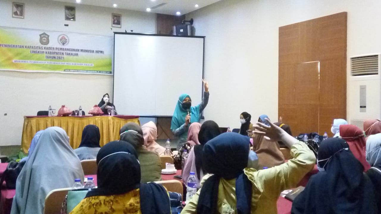 Ketua Tim Penggerak PKK Takalar Dr. Hj. Irma Andriani, S.Pi, M.Si saat memberikan arahannya untuk peningkatan kapasitas pengurus dan kader TP PKK serta KPM se-kabupaten Takalar.. (Ist)
